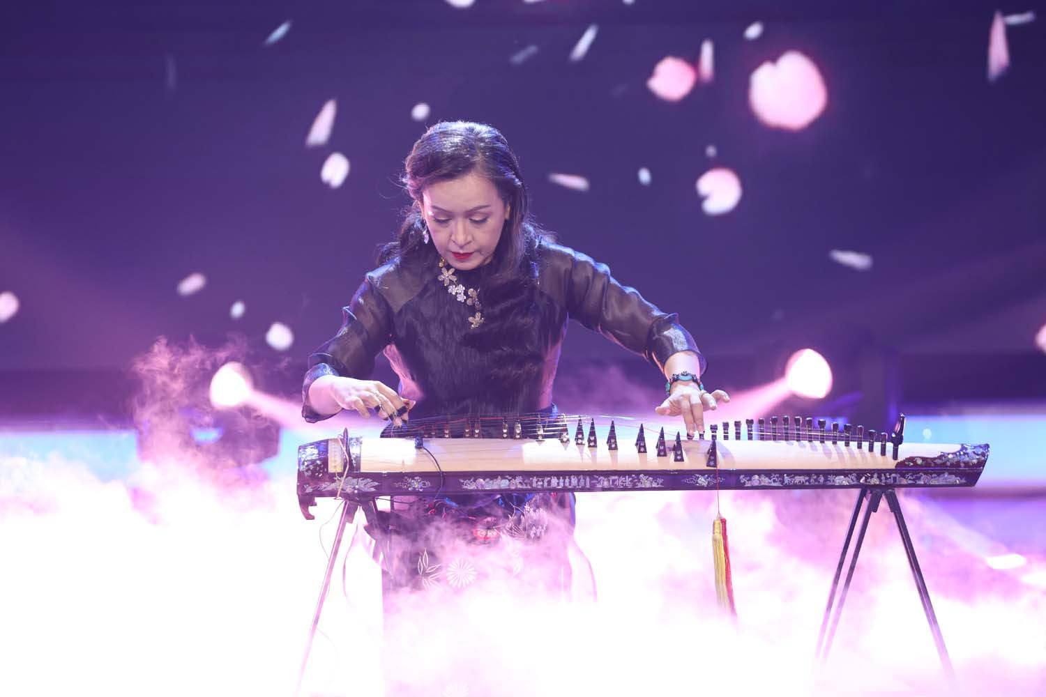 Bích Phương, Sơn Tùng khoe nhạc mới, Thủy Tiên giải thích địa điểm xây nhà chống lũ - Ảnh 7. Bích Phương, Sơn Tùng khoe nhạc mới, Thủy Tiên giải thích địa điểm xây nhà chống lũ - Ảnh 7.