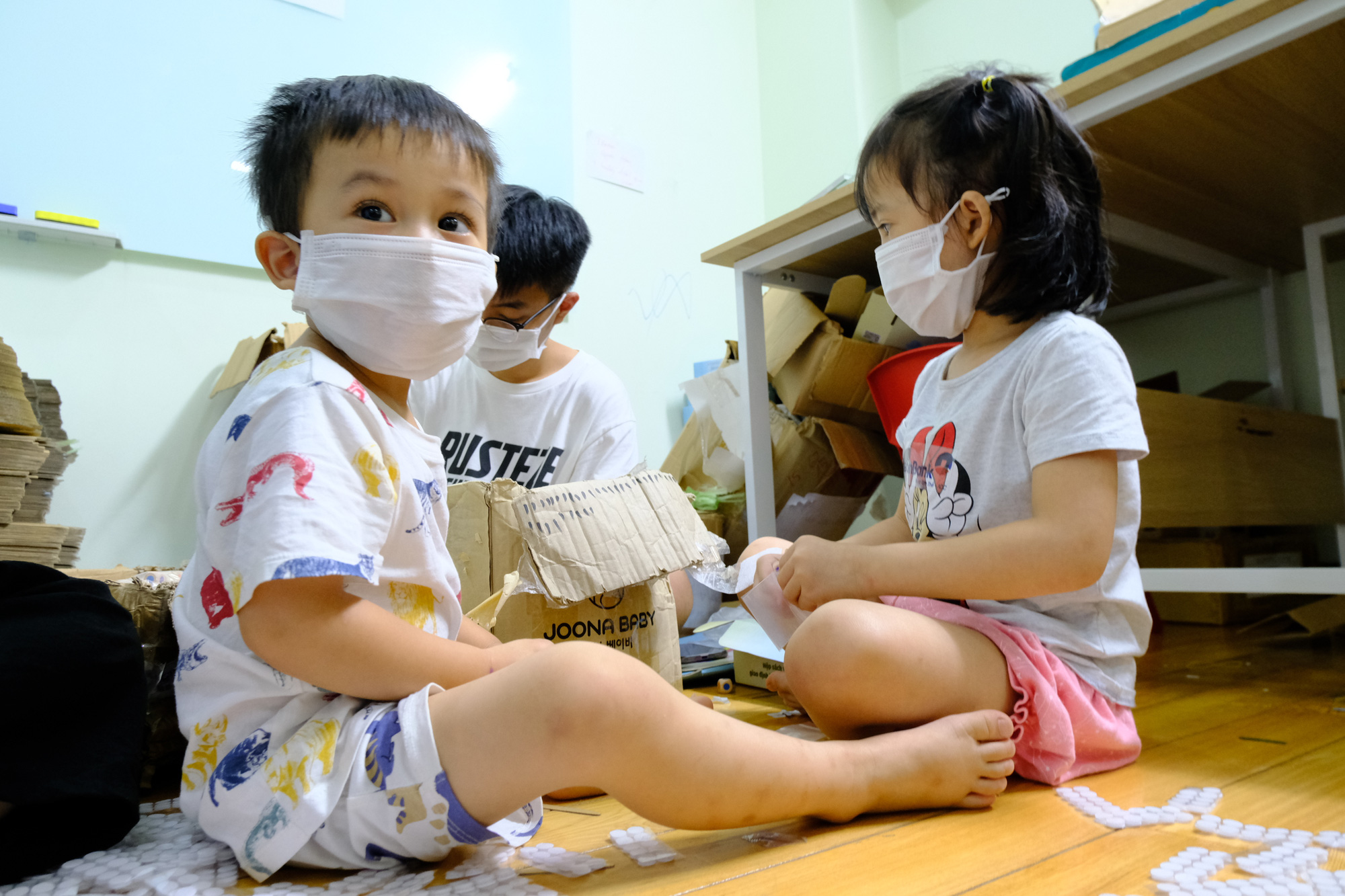 Bác sĩ tuyến đầu hẹn con ngày mẹ trở về an toàn, ba mẹ con mình sẽ ôm nhau thật lâu - Ảnh 9.