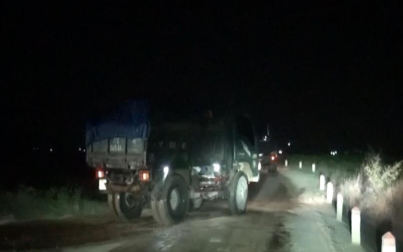 Công trường múc cát thâu đêm, doanh nghiệp 