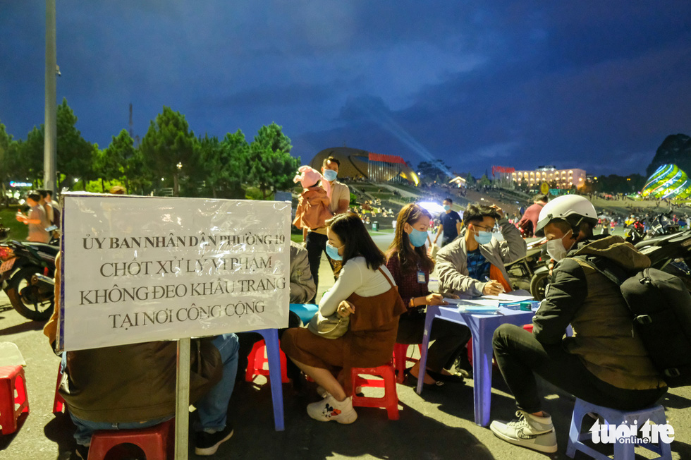 TP.HCM tìm người đi chung xe, chuyến bay và 22 điểm ở Nha Trang, Đà Lạt liên quan ca COVID-19 - Ảnh 1. TP.HCM tìm người đi chung xe, chuyến bay và 22 điểm ở Nha Trang, Đà Lạt liên quan ca COVID-19 - Ảnh 1.