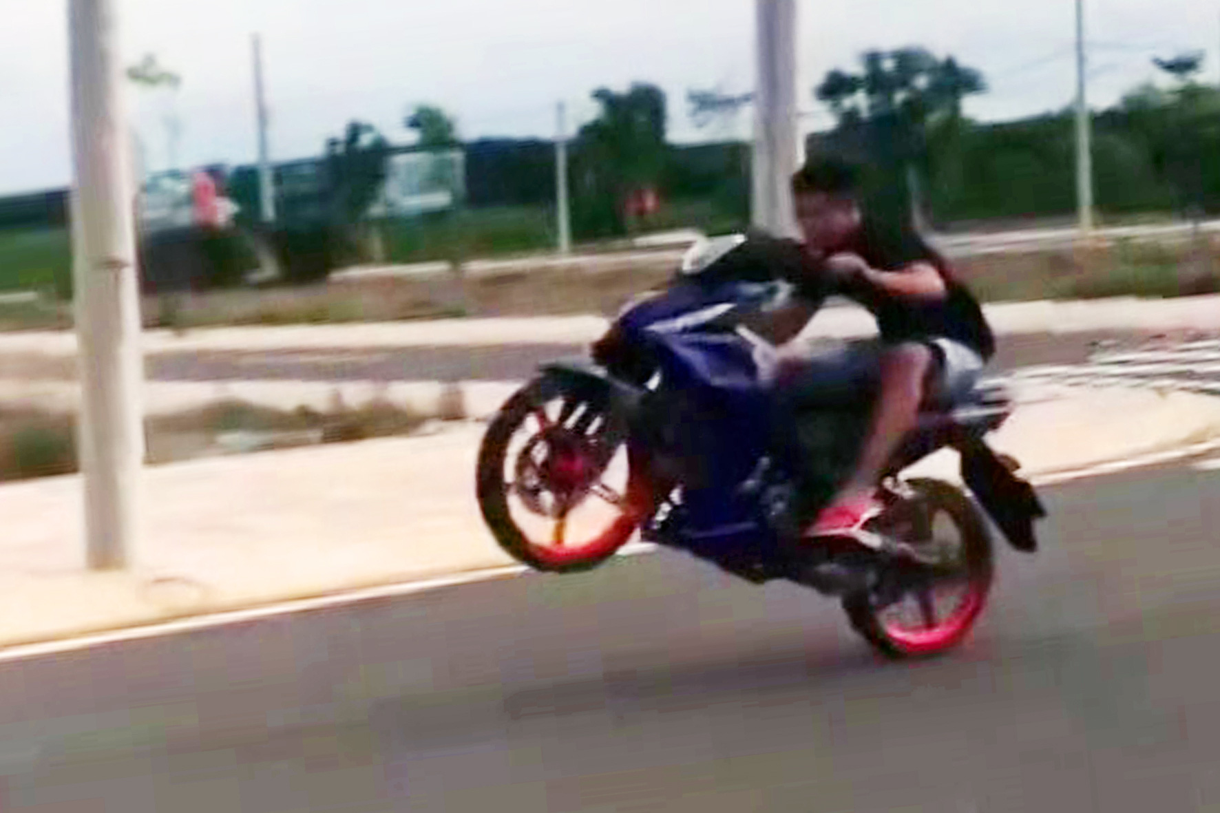 Mật phục bắt nhóm thanh thiếu niên tụ tập bốc đầu xe - Ảnh 1. Mật phục bắt nhóm thanh thiếu niên tụ tập bốc đầu xe - Ảnh 1.