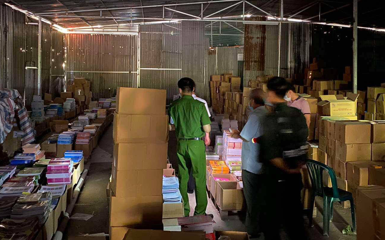 Tạm giữ hơn 33.000 cuốn sách giáo khoa nghi là hàng giả- Ảnh 2. Khởi tố 7 người trong đường dây sản xuất, tiêu thụ hơn 3 triệu cuốn sách giáo khoa giả