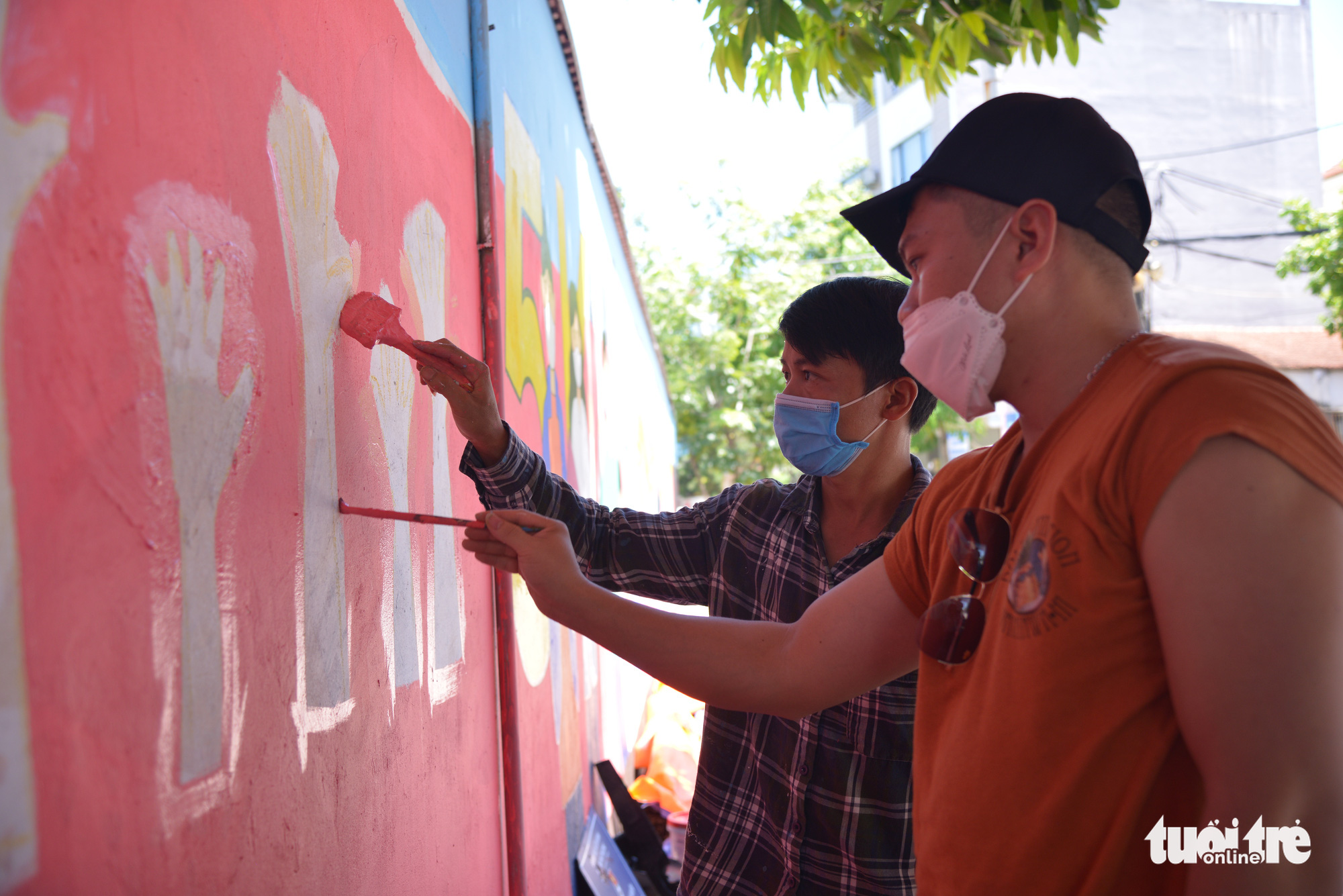 Đi từng góc phố vẽ tranh ủng hộ dập dịch trong cái nóng 40 độ C - Ảnh 2. Đi từng góc phố vẽ tranh ủng hộ dập dịch trong cái nóng 40 độ C - Ảnh 2.