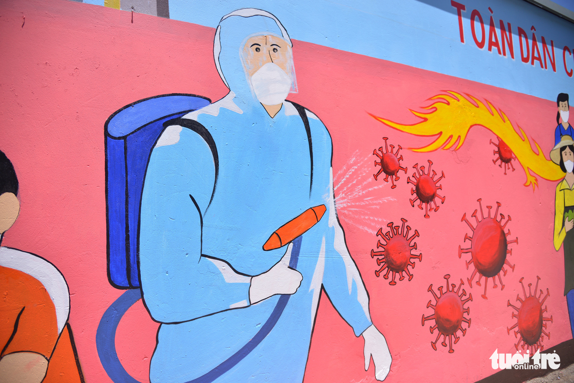 Đi từng góc phố vẽ tranh ủng hộ dập dịch trong cái nóng 40 độ C - Ảnh 3. Đi từng góc phố vẽ tranh ủng hộ dập dịch trong cái nóng 40 độ C - Ảnh 3.