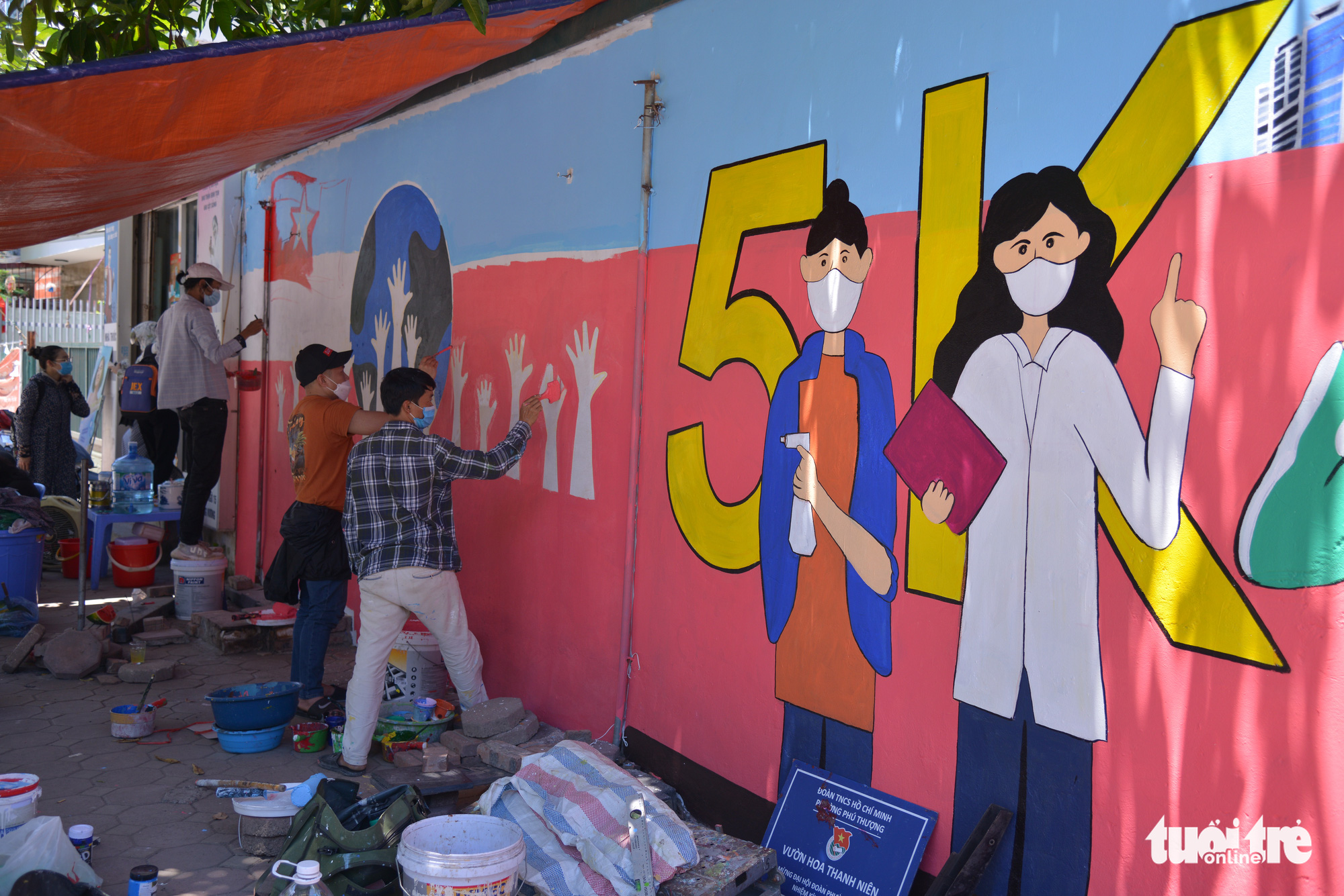 Đi từng góc phố vẽ tranh ủng hộ dập dịch trong cái nóng 40 độ C - Ảnh 4. Đi từng góc phố vẽ tranh ủng hộ dập dịch trong cái nóng 40 độ C - Ảnh 4.