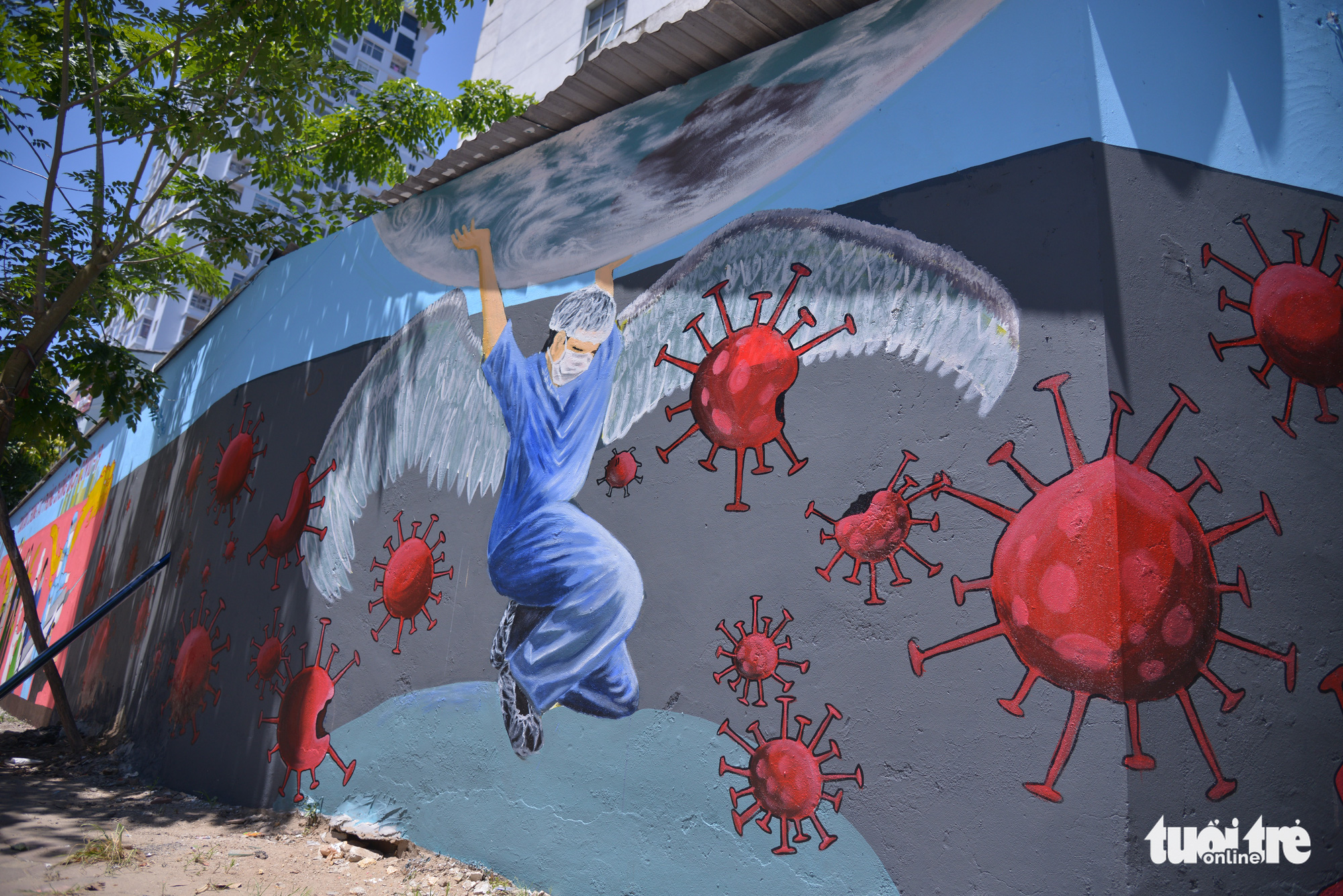 Đi từng góc phố vẽ tranh ủng hộ dập dịch trong cái nóng 40 độ C - Ảnh 7. Đi từng góc phố vẽ tranh ủng hộ dập dịch trong cái nóng 40 độ C - Ảnh 7.