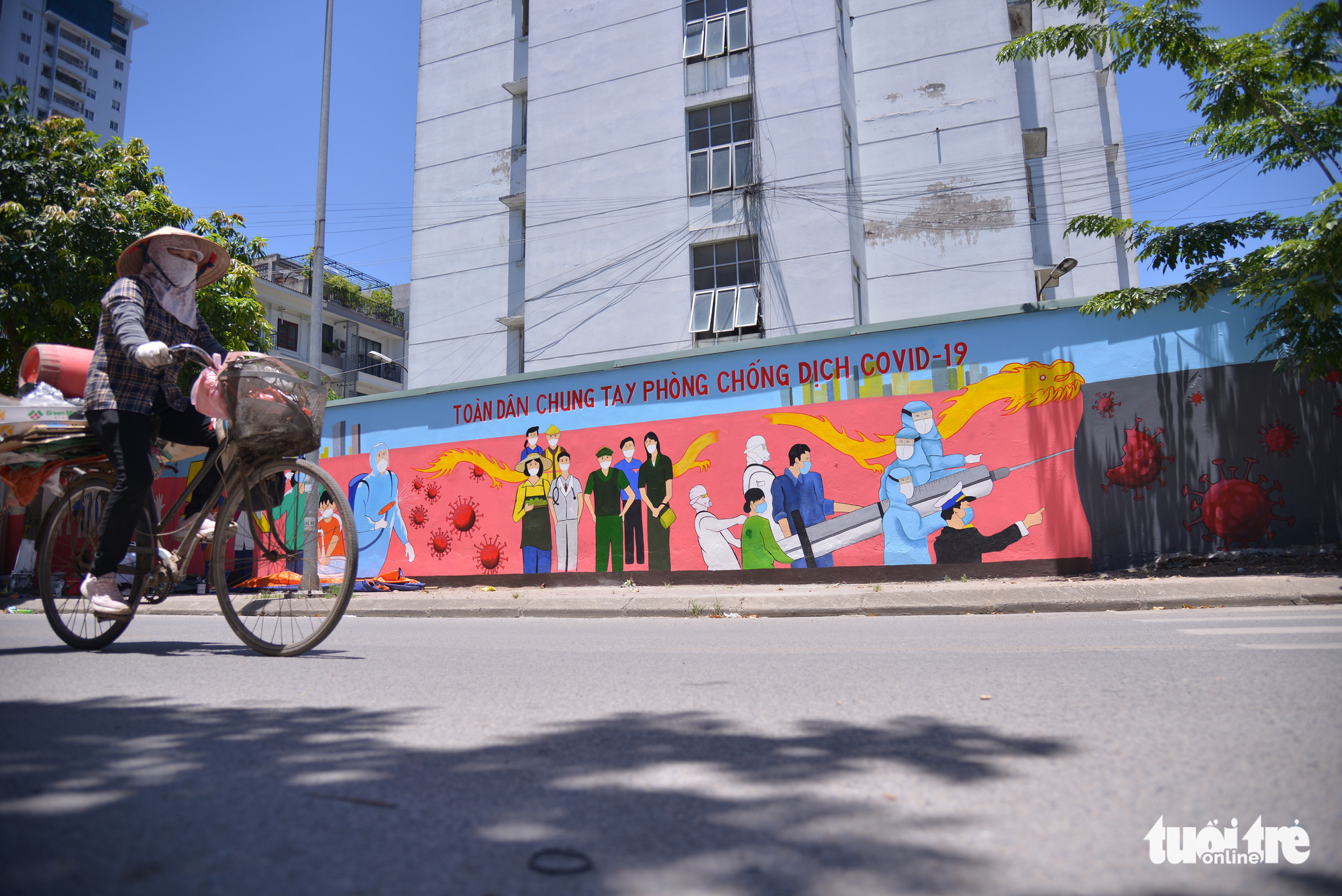 Đi từng góc phố vẽ tranh ủng hộ dập dịch trong cái nóng 40 độ C - Ảnh 6. Đi từng góc phố vẽ tranh ủng hộ dập dịch trong cái nóng 40 độ C - Ảnh 6.