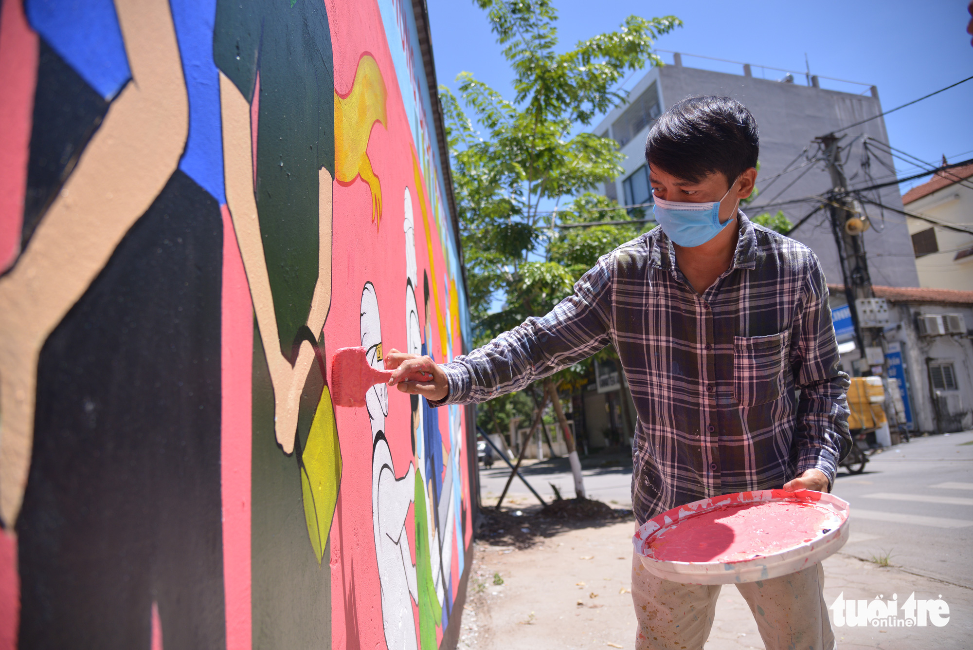 Đi từng góc phố vẽ tranh ủng hộ dập dịch trong cái nóng 40 độ C - Ảnh 5. Đi từng góc phố vẽ tranh ủng hộ dập dịch trong cái nóng 40 độ C - Ảnh 5.