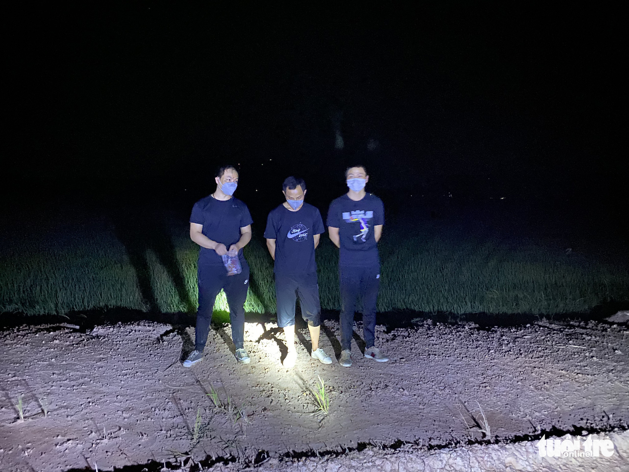 Bắt giữ 3 người Trung Quốc định vượt biên trái phép - Ảnh 1. Bắt giữ 3 người Trung Quốc định vượt biên trái phép - Ảnh 1.