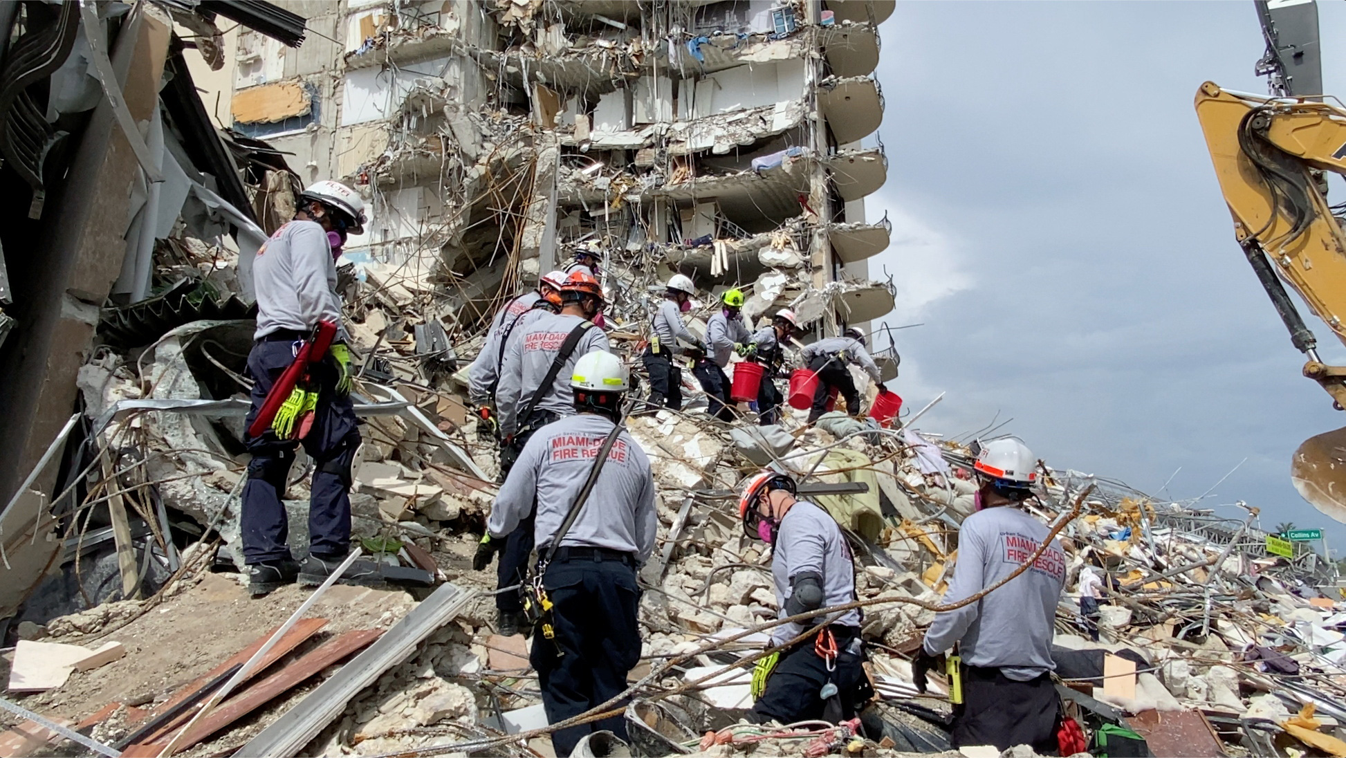 La tragedia del derrumbe de un edificio de 12 pisos en Estados Unidos: la advertencia de hace 3 años fue ignorada - Foto 2. La tragedia del derrumbe de un edificio de 12 pisos en Estados Unidos: la advertencia de hace 3 años fue ignorada - Foto 2.