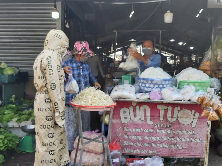 Chợ Hóc Môn đóng cửa, hai chợ Bình Điền, Thủ Đức gánh thế nào? - Ảnh 3.