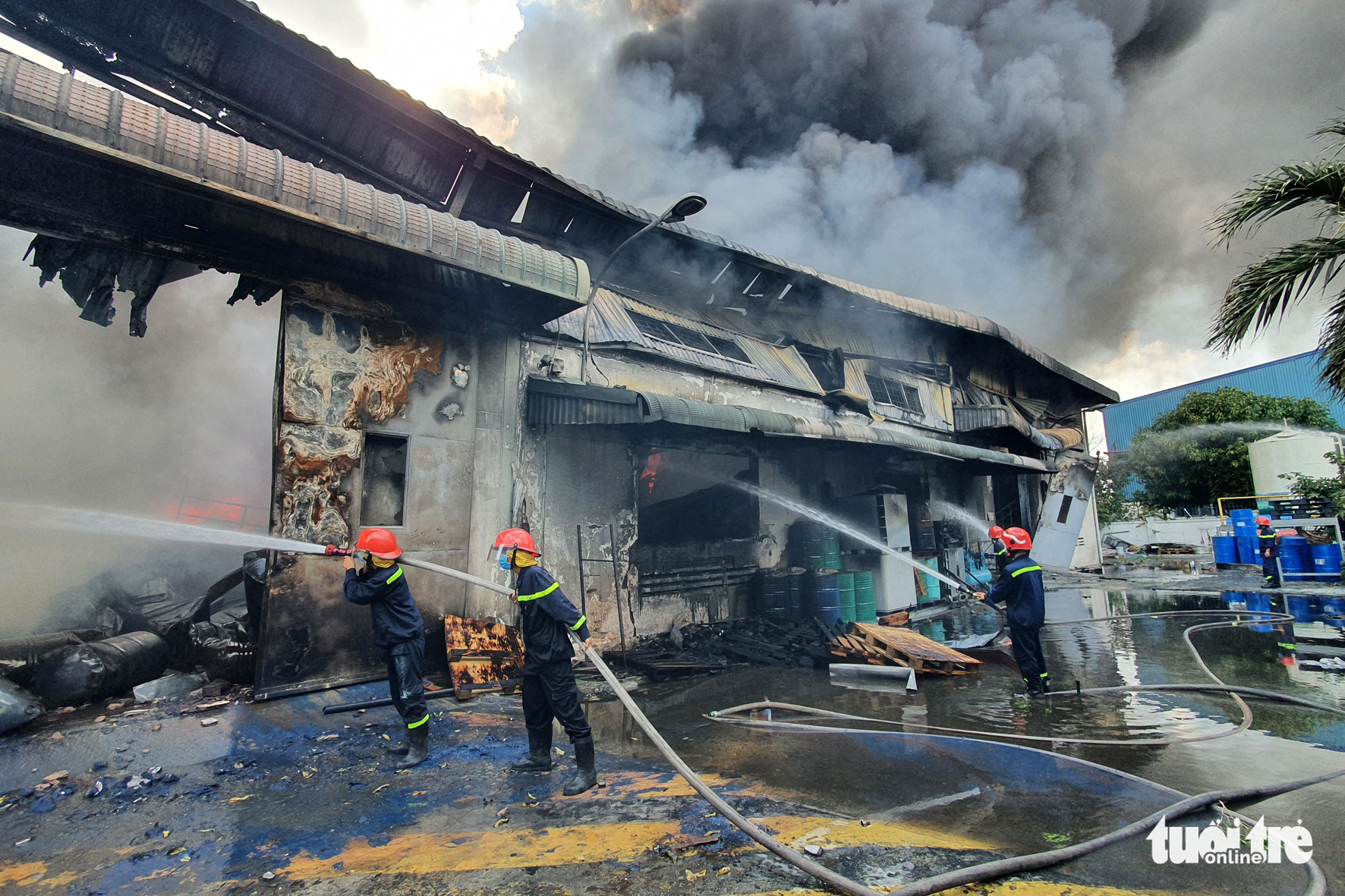 Đồng Nai: Cháy dữ dội tại công ty hóa chất trong Khu công nghiệp Long Bình - Ảnh 2.