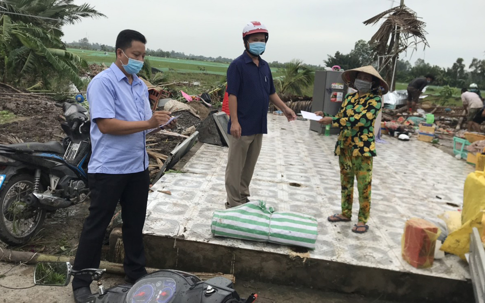 Mưa, dông lốc làm sập 4 căn nhà ở Kiên Giang - Ảnh 2.