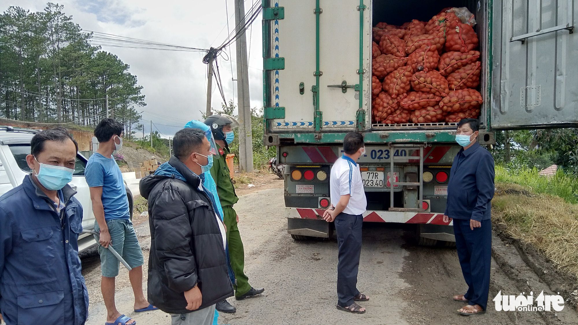 Tạm giữ 29 tấn khoai tây Trung Quốc chuyển vào Đà Lạt - Ảnh 1.
