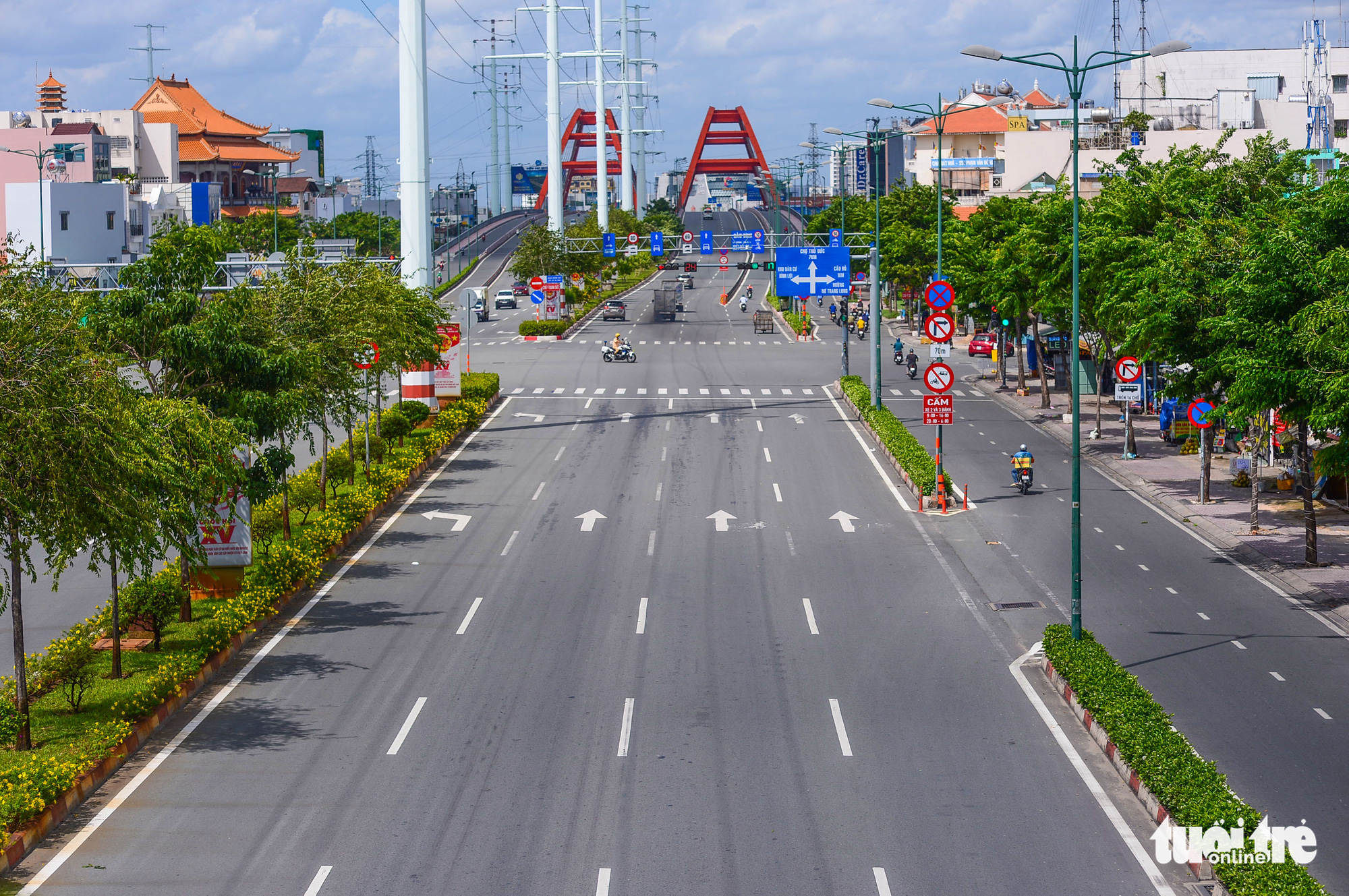 Tphcm Đường Phố Thưa Vắng để Ngày Tấp Nập Trở Lại Sớm Hơn Tuổi Trẻ