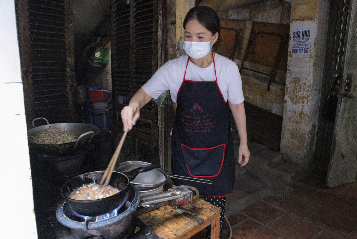 Thầy cô giáo, bạn trẻ… nấu cơm gửi người lao động nghèo ở Hà Nội - Ảnh 2.