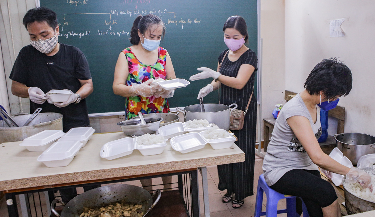 Thầy cô giáo, bạn trẻ… nấu cơm gửi người lao động nghèo ở Hà Nội - Ảnh 3.
