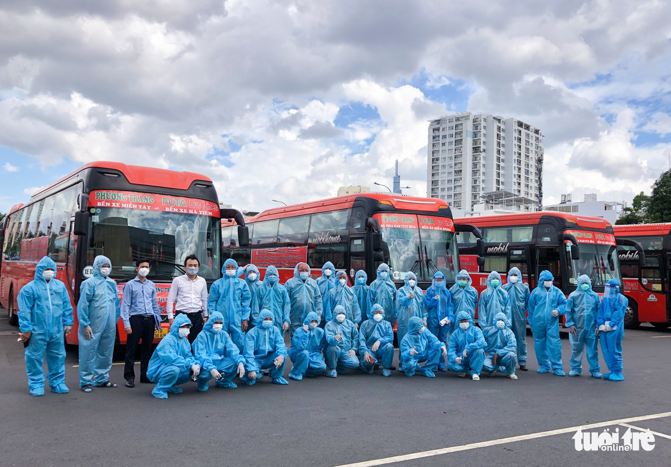 Những chuyến xe màu lửa đưa dân rời điểm nóng Sài Gòn - Ảnh 2. Những chuyến xe màu lửa đưa dân rời điểm nóng Sài Gòn - Ảnh 2.