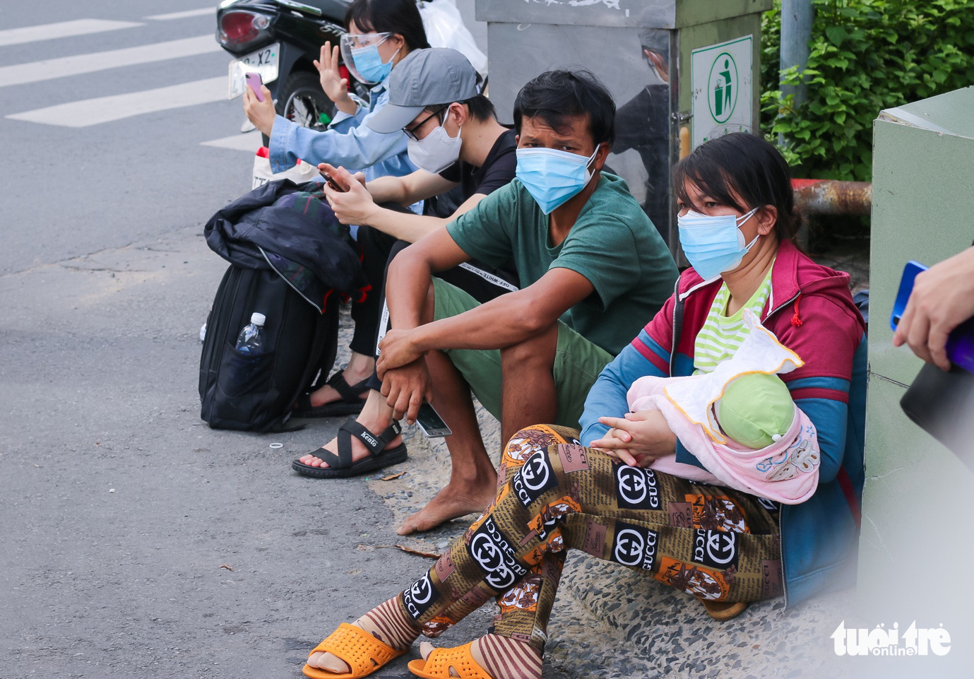 Những chuyến xe màu lửa đưa dân rời điểm nóng Sài Gòn - Ảnh 4. Những chuyến xe màu lửa đưa dân rời điểm nóng Sài Gòn - Ảnh 4.