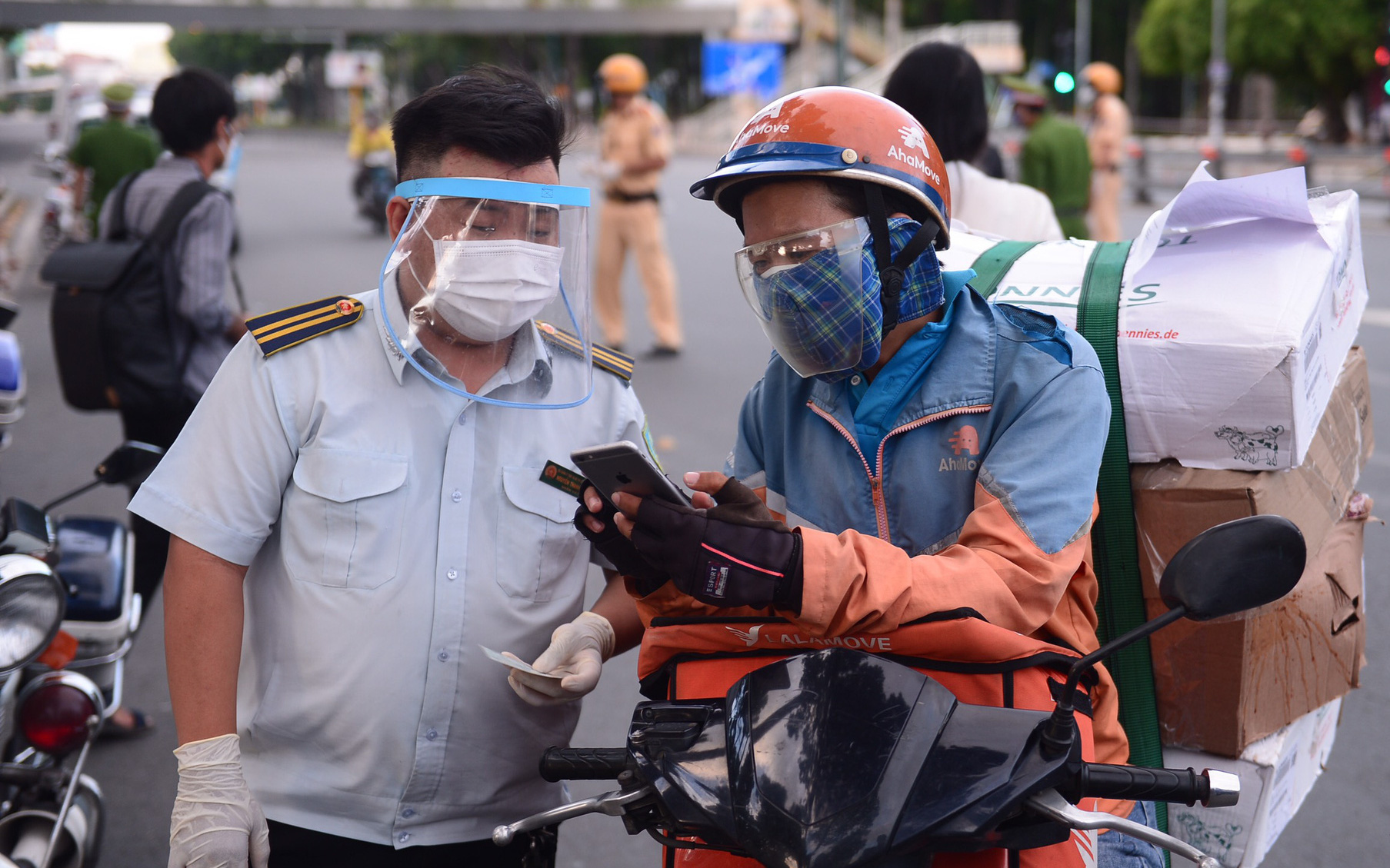 Bí mật nào giúp hàng Trung Quốc giao cho khách Việt Nam quá nhanh, quá rẻ?- Ảnh 5. Phí ship hàng xe công nghệ "nhảy múa", các hãng nói gì?