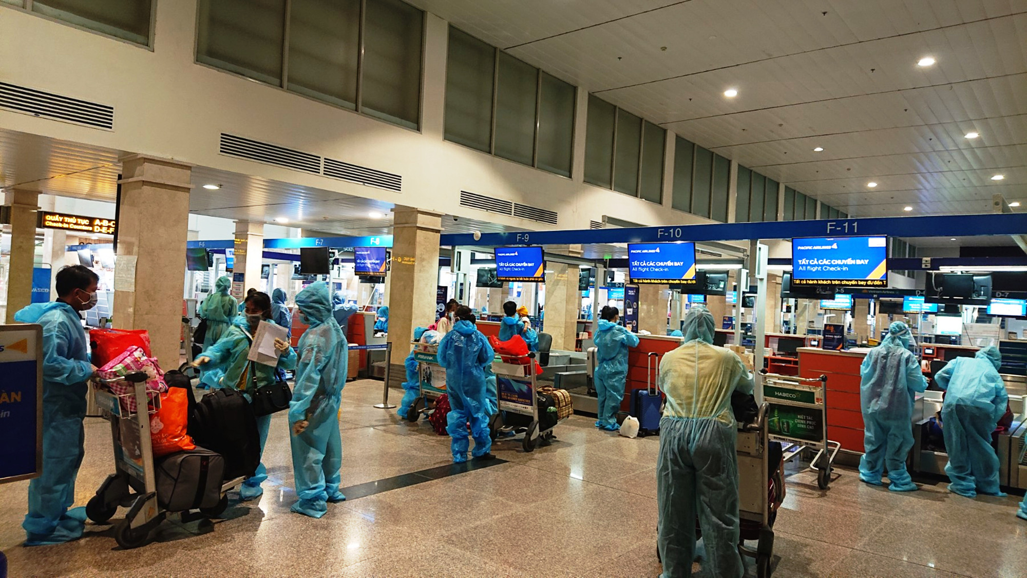 Hai chuyến bay đưa gần 400 người dân Quảng Nam có hoàn cảnh khó khăn về quê - Ảnh 2. Hai chuyến bay đưa gần 400 người dân Quảng Nam có hoàn cảnh khó khăn về quê - Ảnh 2.