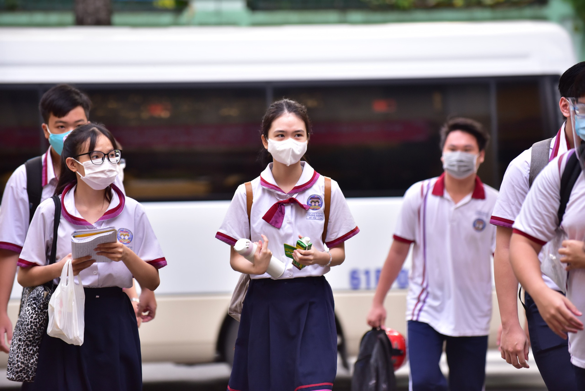 Sáng nay, gần 1 triệu thí sinh thi môn văn - Ảnh 3. Sáng nay, gần 1 triệu thí sinh thi môn văn - Ảnh 3.