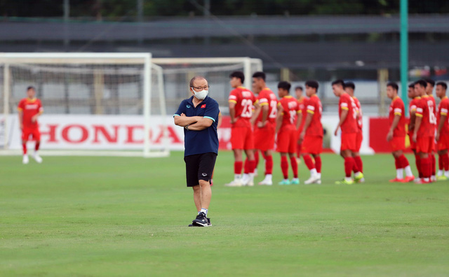 HLV Park Hang Seo ra sân chỉ đạo đội tuyển U22 Việt Nam tập luyện - Ảnh 1.