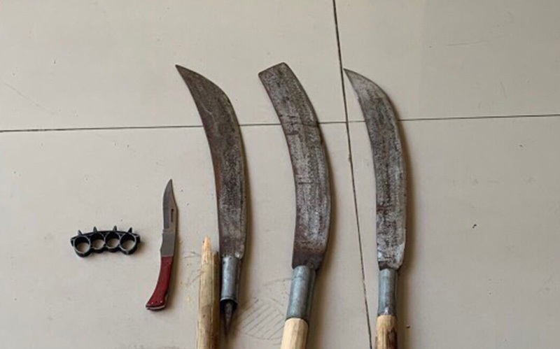 Bắt 3 thanh niên 'nhóm 77 Bình Định' thách đánh nhau qua mạng với 'nhóm 81 Gia Lai'- Ảnh 2. Thành phố giãn cách nghiêm, vẫn xách dao, mã tấu 'hẹn đánh nhau'