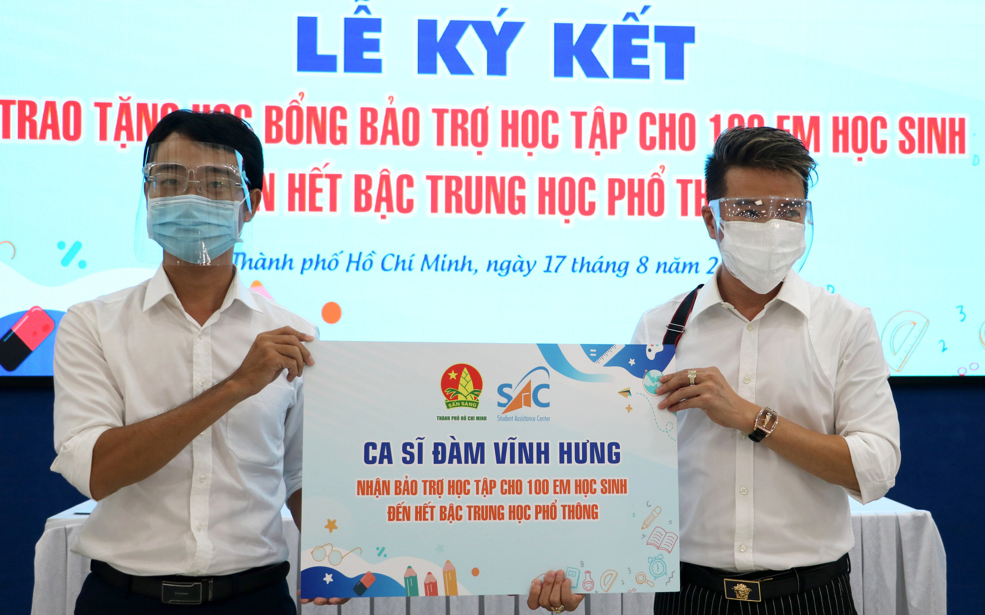 Đàm Vĩnh Hưng bảo trợ học tập cho 100 em có hoàn cảnh khó khăn do COVID-19