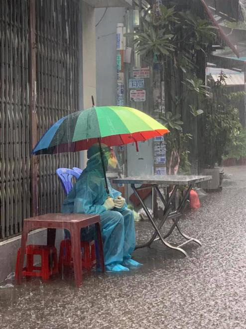 Tình nguyện viên che dù ngủ ngoài mưa, dân mạng ùa vào thăm hỏi: ‘Thương lắm’ - Ảnh 2.