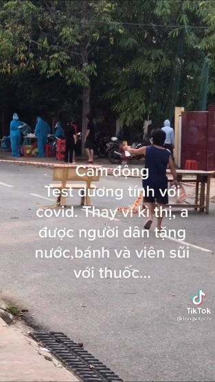 1 người test dương tính, cả xóm tặng miễn phí bánh trái, viên sủi - Ảnh 2. 1 người test dương tính, cả xóm tặng miễn phí bánh trái, viên sủi - Ảnh 2.
