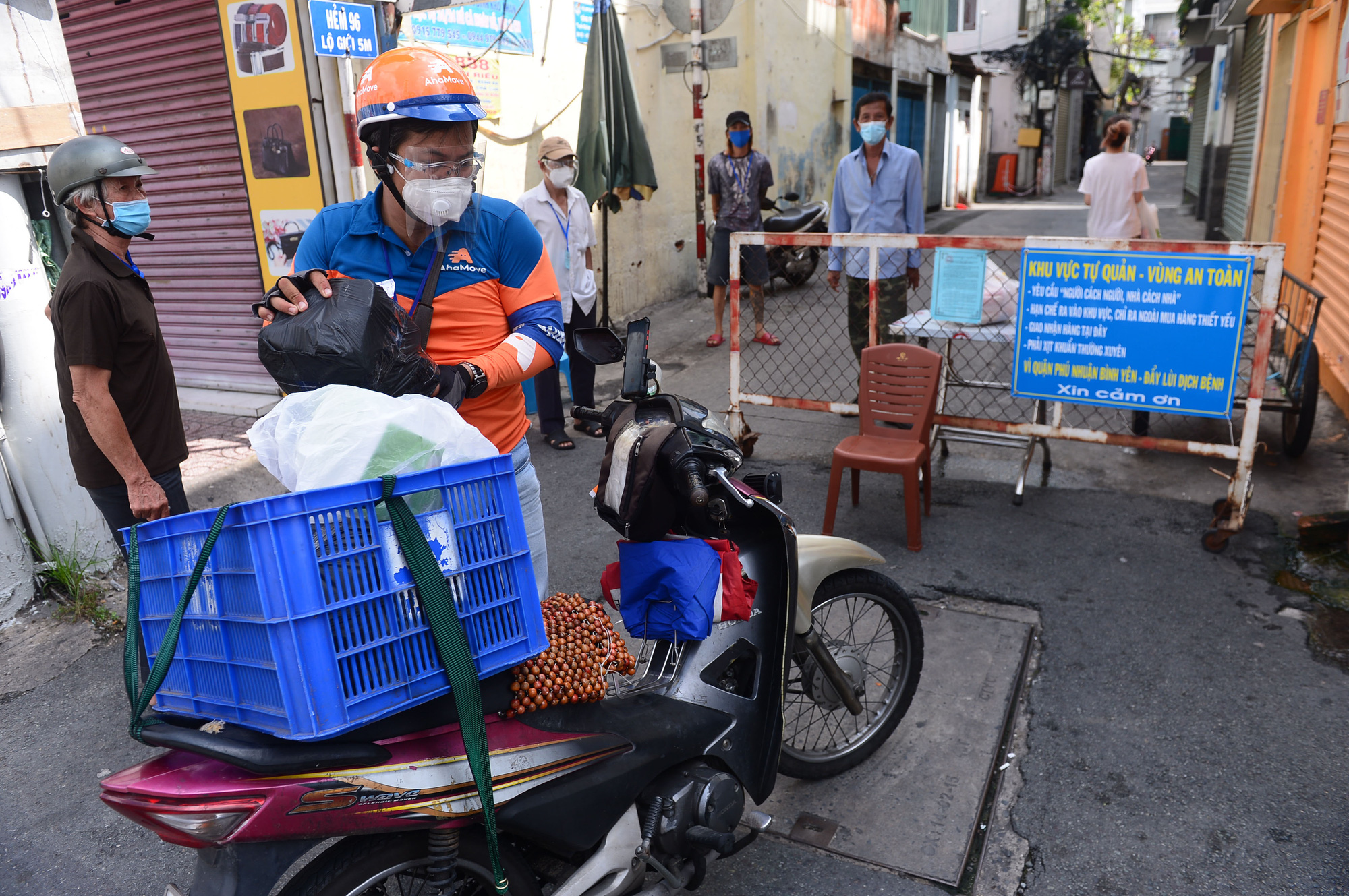 Giao hàng thiết yếu cho dân: Có shipper, đỡ quá tải - Ảnh 2.