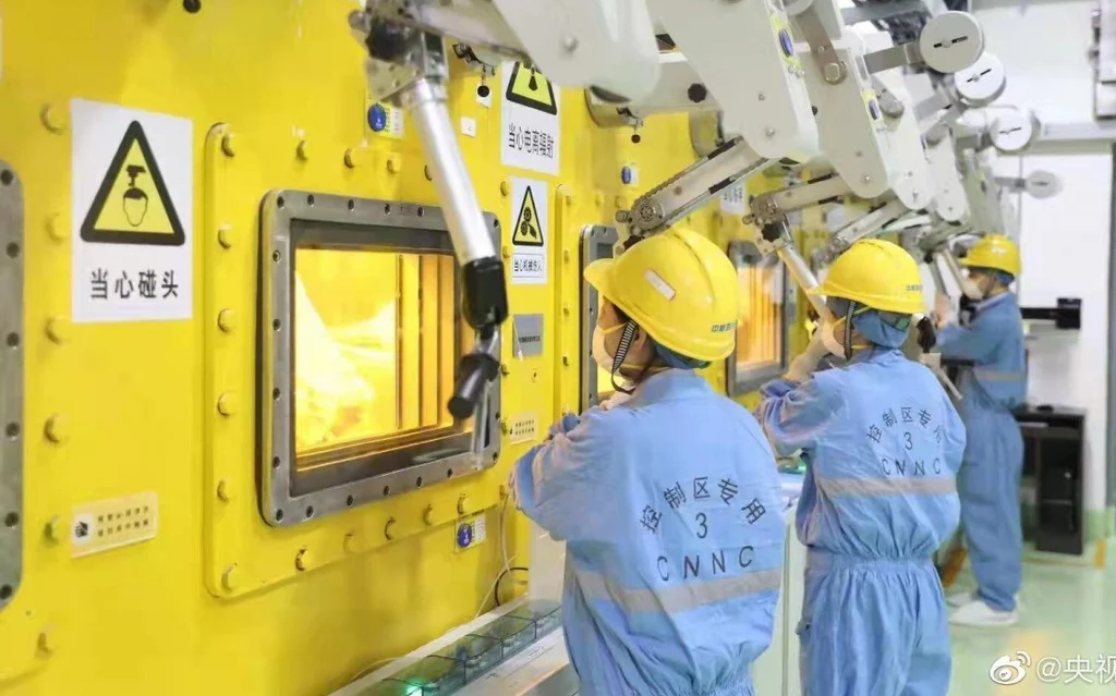 Khoa học tạo ra loại kính tự 'chữa lành'- Ảnh 3. Trung Quốc mở nhà máy biến chất thải hạt nhân thành thủy tinh
