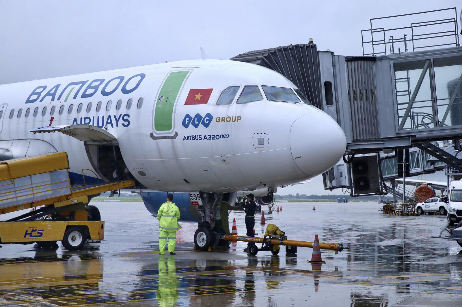 Bamboo Airways bay chuyên cơ khứ hồi chở y bác sĩ vào miền Nam chống dịch - Ảnh 1.