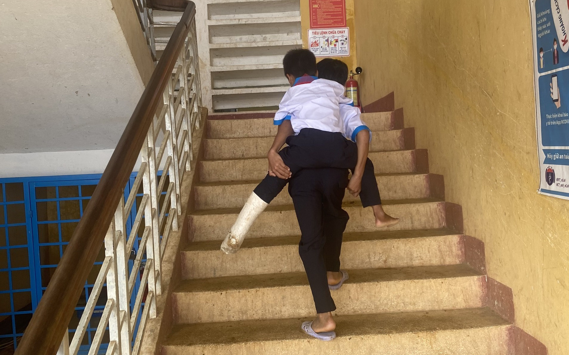 Cậu học trò 3 năm cõng bạn đi học, giờ chơi cõng bạn cùng chơi- Ảnh 4. Học sinh lớp 4 cõng bạn bị gãy chân đến trường