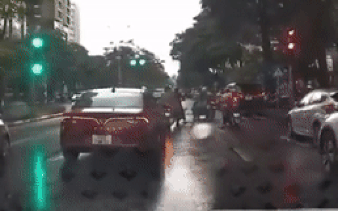 Xe khách mất phanh khi đổ dốc, tài xế đâm vào cổng nhà dân để né xe dừng đèn đỏ - Ảnh 3.