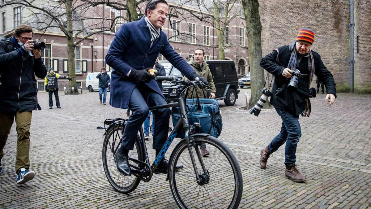 Vị thủ tướng đạp xe đi làm của Hà Lan bị xã hội đen dọa bắt cóc - Ảnh 1.