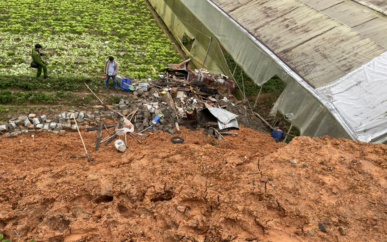 Sập taluy ở Đà Lạt đè chết 2 người trú mưa