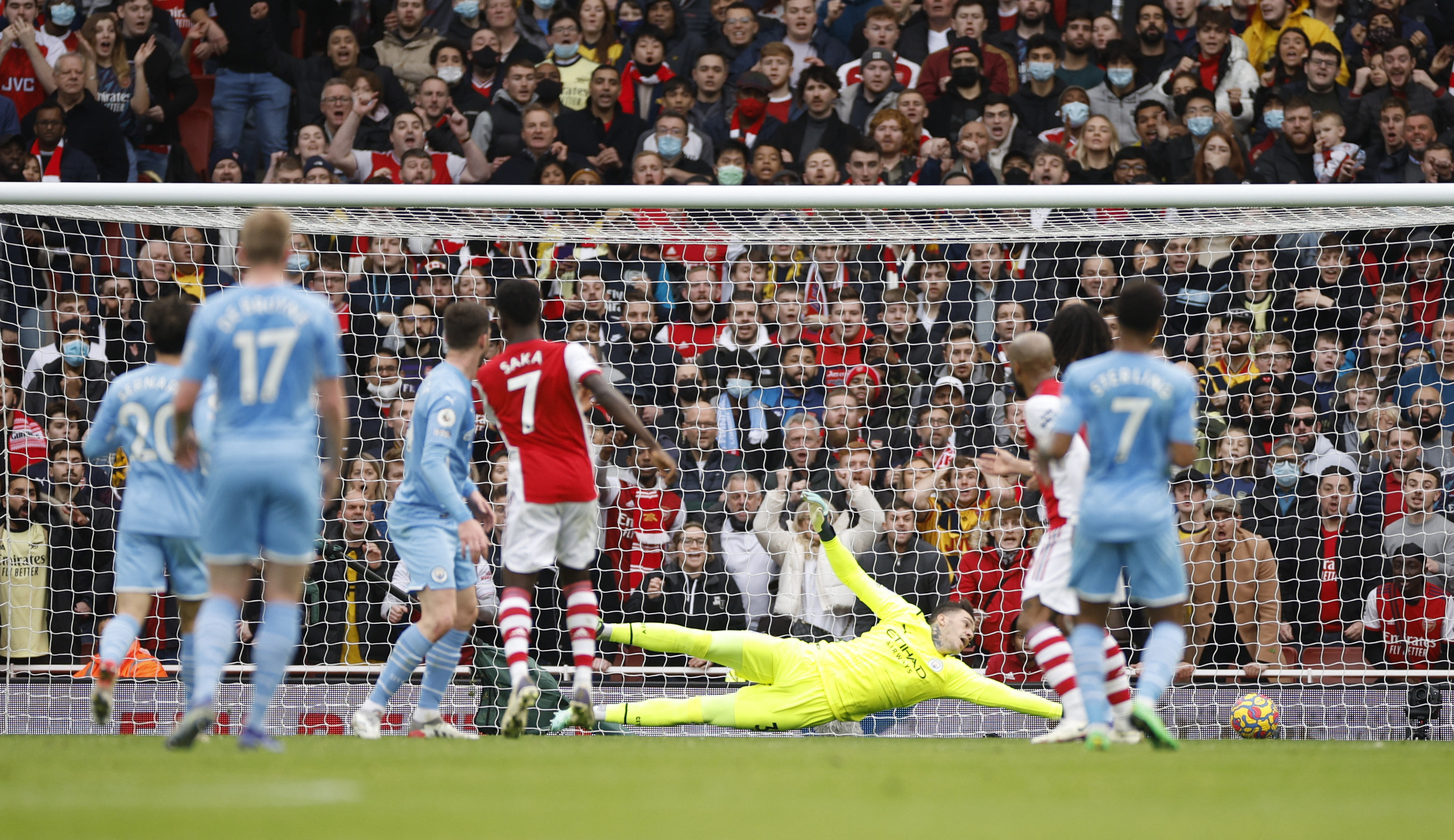 Arsenal mất người, Man xanh thắng ngược ở phút cuối - Ảnh 2. Arsenal mất người, Man xanh thắng ngược ở phút cuối - Ảnh 2.