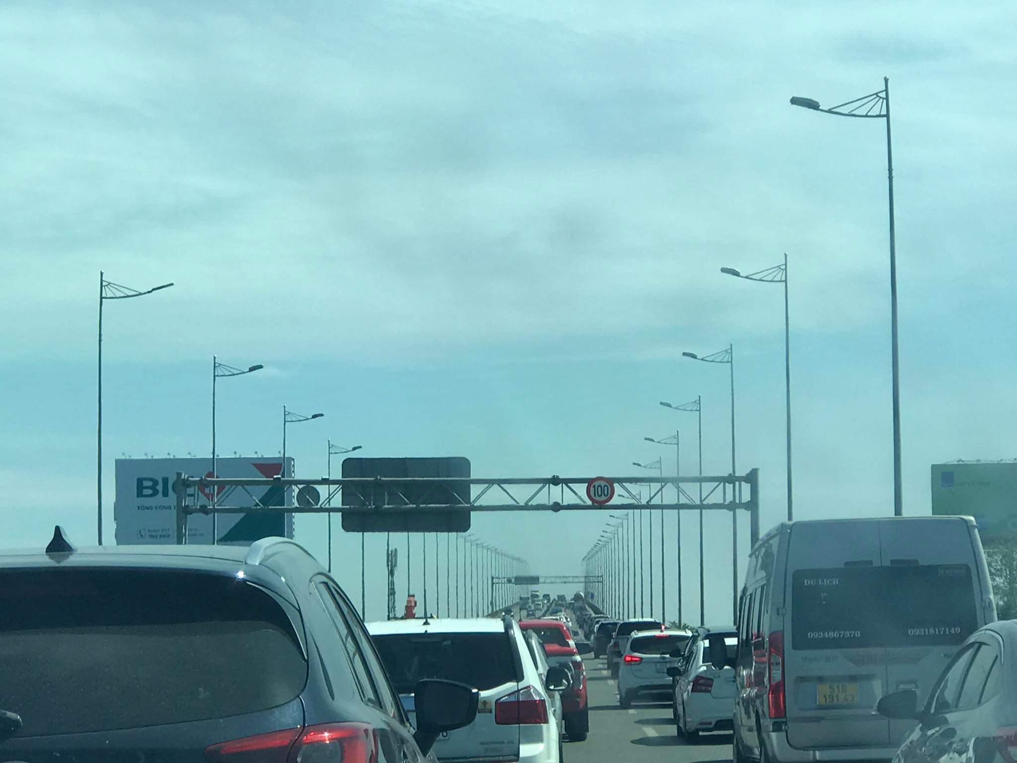 2 vụ va chạm xe liên tục, cao tốc TP.HCM - Long Thành - Dầu Giây ùn tắc nhiều giờ - Ảnh 1.