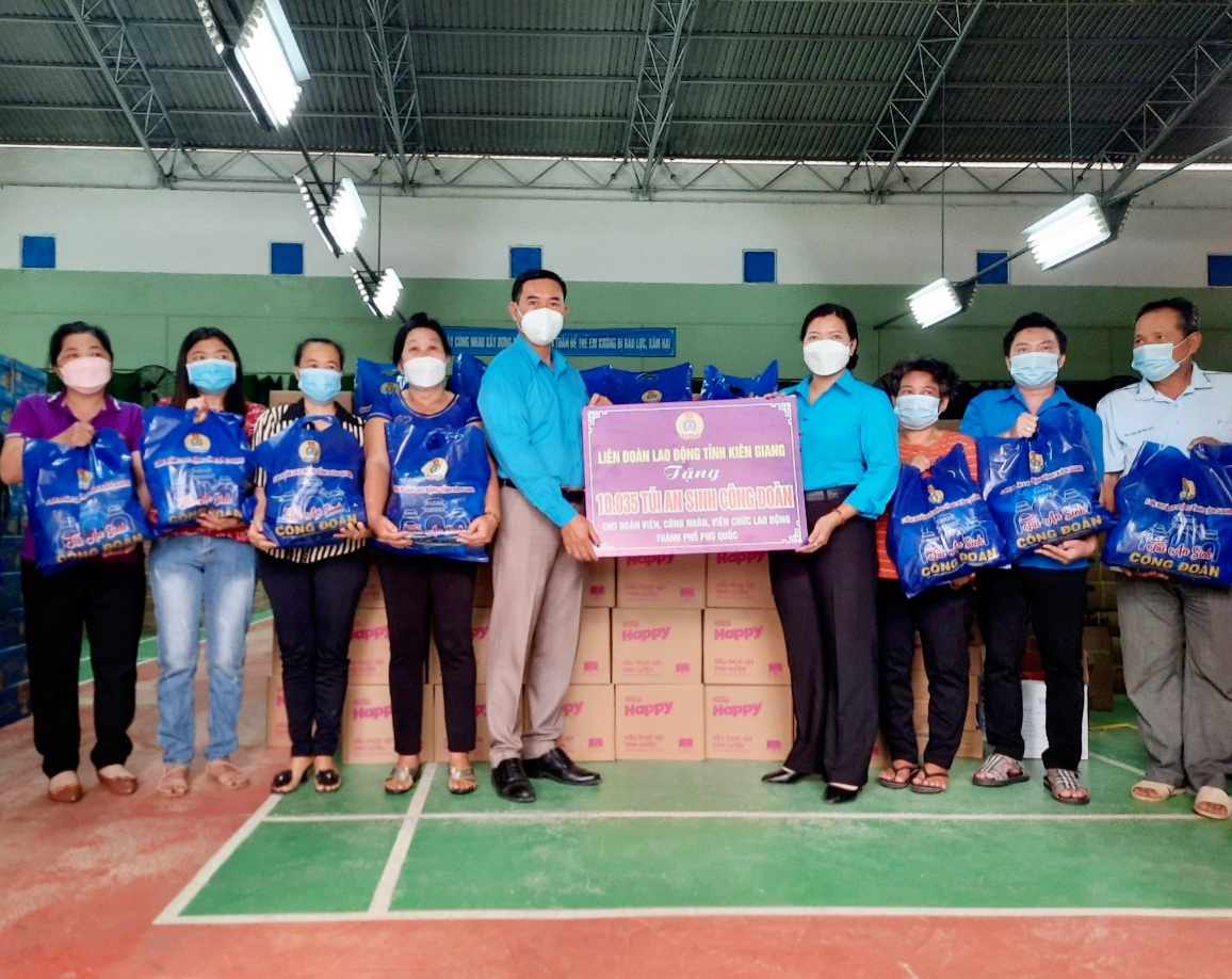 Hơn 10.000 túi an sinh trao cho công nhân, lao động bị ảnh hưởng COVID-19 ở Phú Quốc - Ảnh 1. Hơn 10.000 túi an sinh trao cho công nhân, lao động bị ảnh hưởng COVID-19 ở Phú Quốc - Ảnh 1.