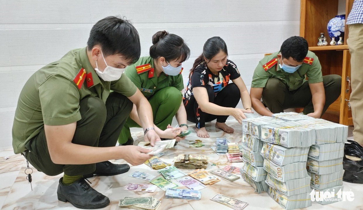 Bắt vụ buôn lậu vàng, khám xét tiệm vàng lớn nhất TP Long Xuyên - Ảnh 2. Bắt vụ buôn lậu vàng, khám xét tiệm vàng lớn nhất TP Long Xuyên - Ảnh 2.