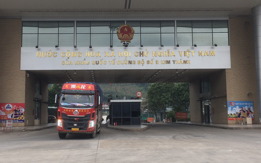 Cửa khẩu quốc tế mà không có nổi kho bãi đủ chuẩn để kiểm tra hàng hóa- Ảnh 2. Gần 1.000 xe nông sản ùn ứ ở cửa khẩu, Lào Cai dừng nhận xe chở trái cây