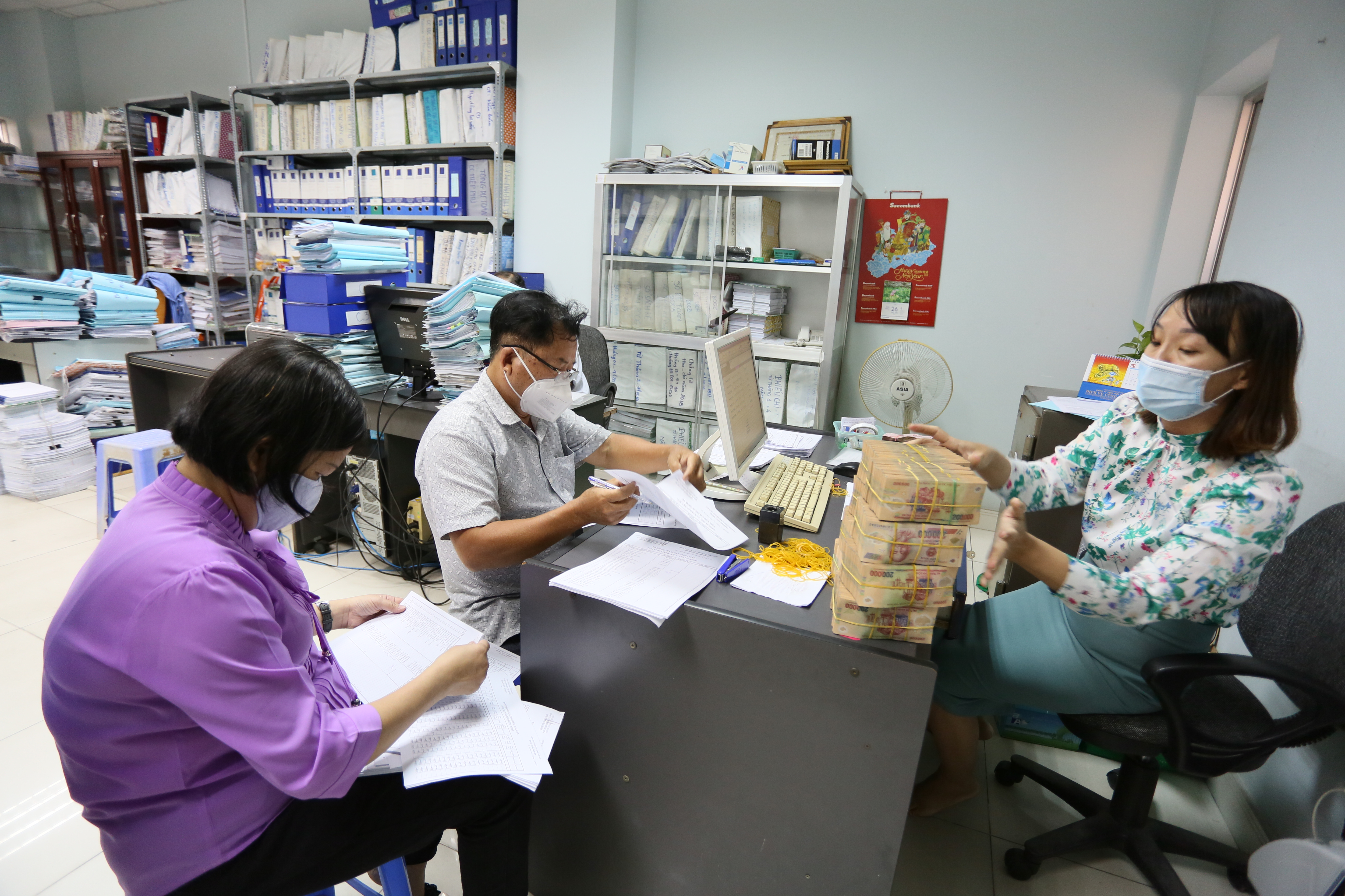 Giải ngân 15 tỉ trả tiền nợ lương 5 tháng cho công nhân công ích - Ảnh 1. Giải ngân 15 tỉ trả tiền nợ lương 5 tháng cho công nhân công ích - Ảnh 1.