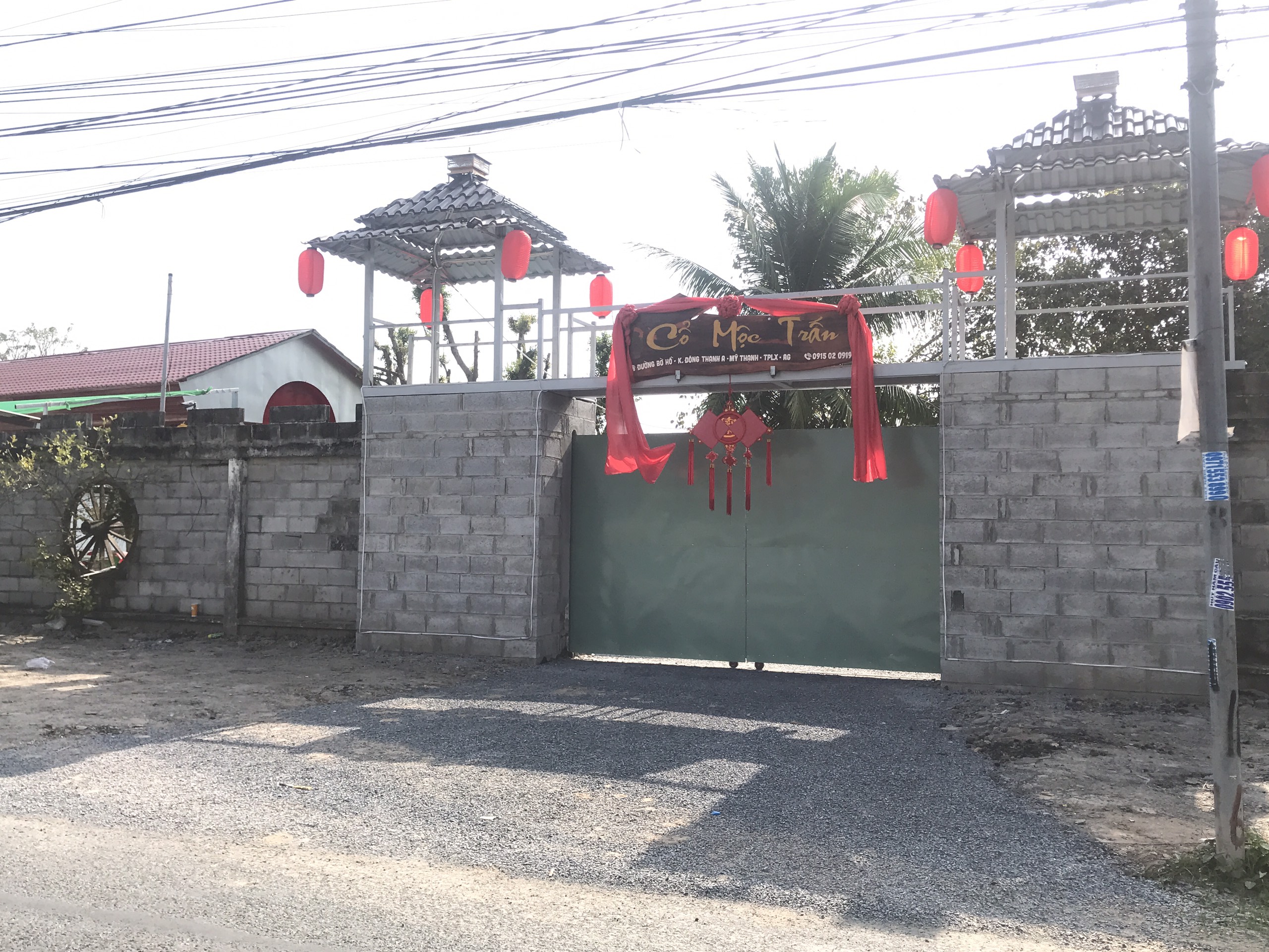 Phạt 15 triệu đồng và buộc ‘Cổ Mộc Trấn’ tháo dỡ công trình không phép - Ảnh 1. Phạt 15 triệu đồng và buộc ‘Cổ Mộc Trấn’ tháo dỡ công trình không phép - Ảnh 1.