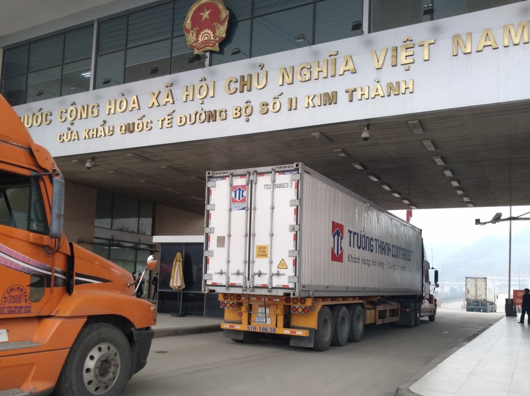 Xe chở hàng hóa làm thủ tục xuất khẩu sang Trung Quốc qua cửa khẩu quốc tế đường bộ số II Kim Thành, Lào Cai - Ảnh: C.TUỆ