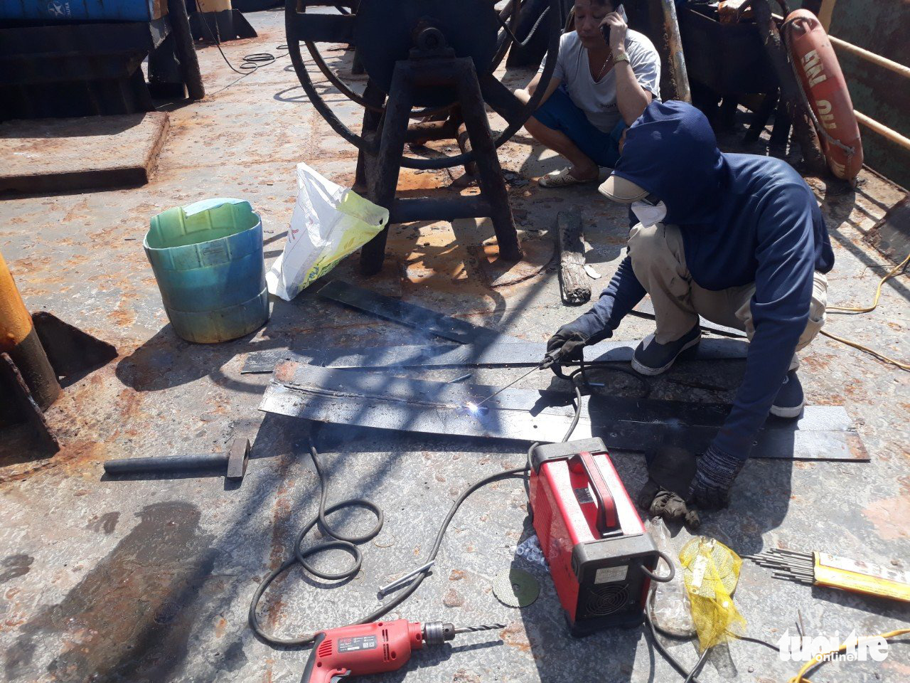 Vá vết rách đáy tàu hàng ngay ngoài biển Cù Lao Chàm - Ảnh 2. Vá vết rách đáy tàu hàng ngay ngoài biển Cù Lao Chàm - Ảnh 2.
