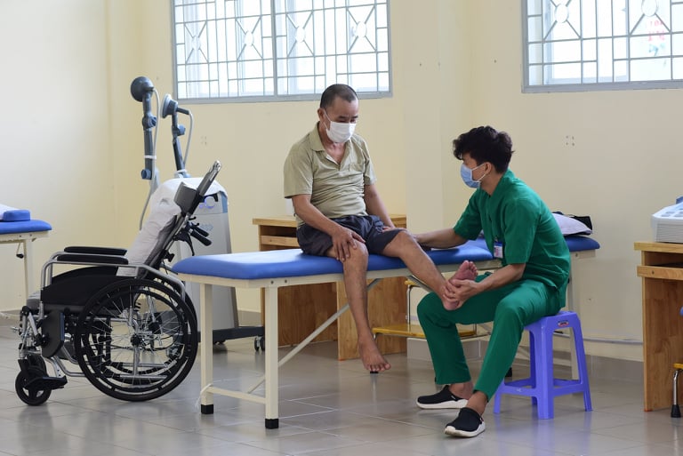 Hậu COVID-19: tóc rụng cả nắm, trứng cá đầy mặt, lưng, da xấu... - Ảnh 1. Hậu COVID-19: tóc rụng cả nắm, trứng cá đầy mặt, lưng, da xấu... - Ảnh 1.