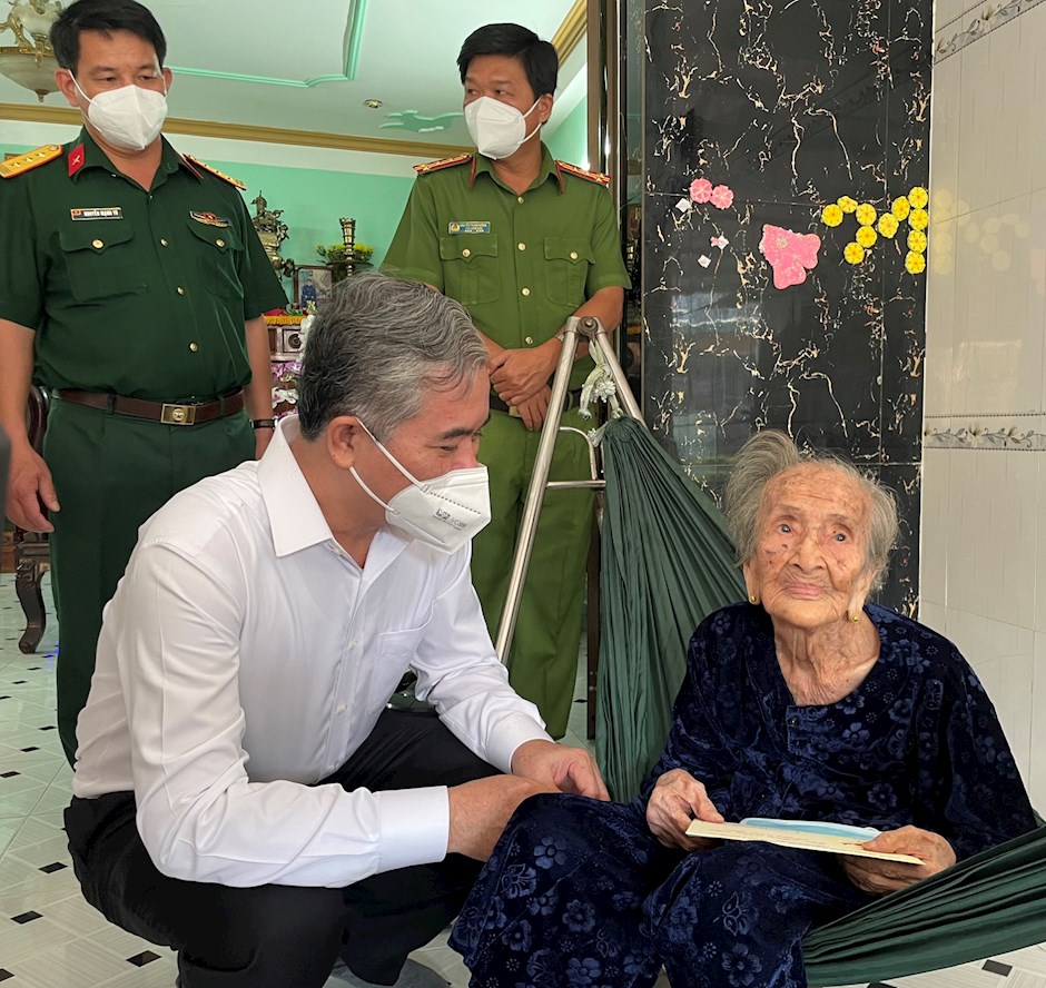 Chủ tịch UBND TP.HCM Phan Văn Mãi thăm, chúc Tết các đơn vị, hộ nghèo - Ảnh 2. Chủ tịch UBND TP.HCM Phan Văn Mãi thăm, chúc Tết các đơn vị, hộ nghèo - Ảnh 2.