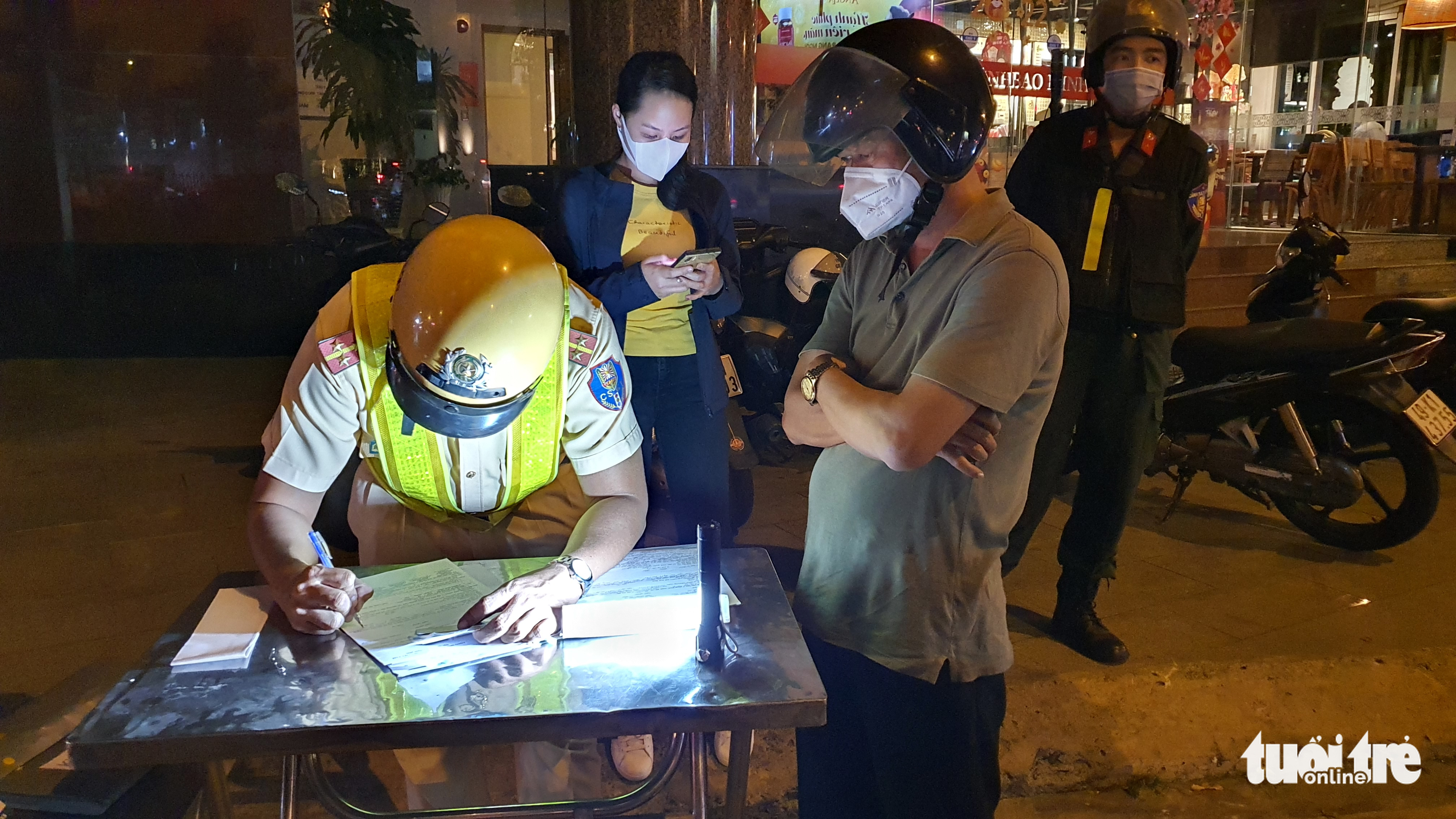 Xử lý vi phạm nồng độ cồn cuối năm: ‘Phạt 7 triệu..., lương 4-5 triệu tiền đâu lấy xe ra’ - Ảnh 1. Xử lý vi phạm nồng độ cồn cuối năm: ‘Phạt 7 triệu..., lương 4-5 triệu tiền đâu lấy xe ra’ - Ảnh 1.
